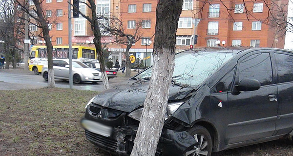 В Мариуполе маршрутка въехала в Mitsubishi, отбросив ее на газон