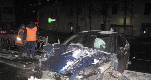 Автомобиль посольства Казахстана снес забор в центре Киева