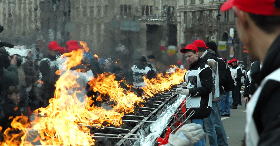 В Киеве зажарили шашлык длиной 150 метров 