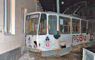 Во Львове угнали трамвай и протаранили стену дома 