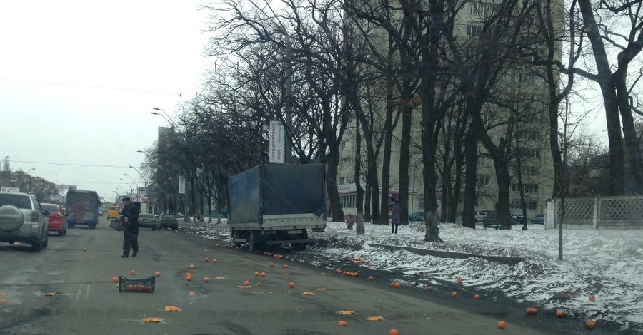 На киевскую улицу пришел праздник: машина с апельсинами рассыпала свой груз