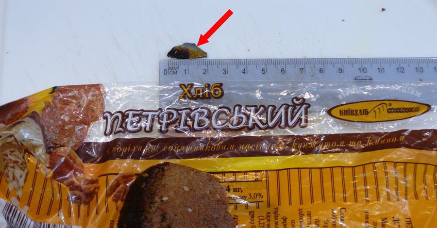 Киевлянин чуть не сломал зубы о кусок металла в хлебе 