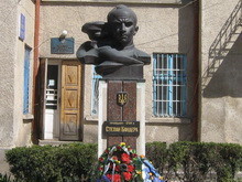 На Львовщине памятнику Бандере отбили нос