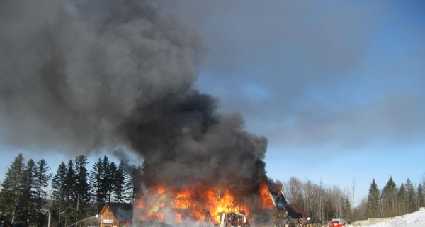 На Закарпатье дотла сгорел горнолыжный комплекс