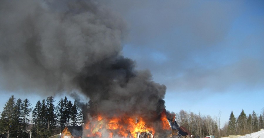 На Закарпатье дотла сгорел горнолыжный комплекс