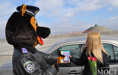 С 8 марта днепропетровских автолюбительниц поздравили медведи