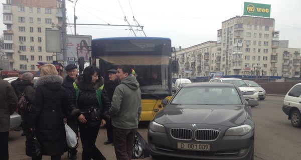 В центре Киева BMW с российскими дипномерами блокировал движение троллейбусов 