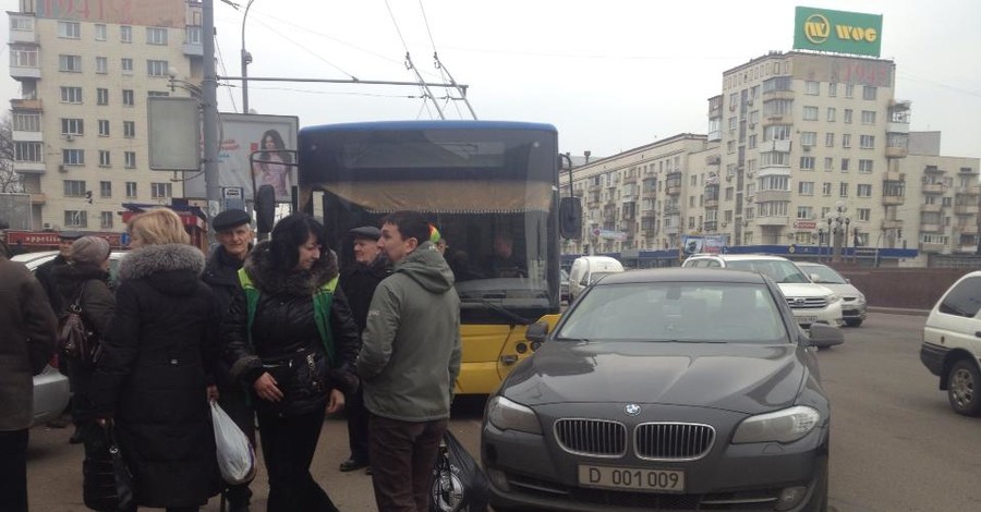 В центре Киева BMW с российскими дипномерами блокировал движение троллейбусов 