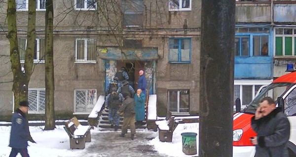 В Днепропетровске случайный прохожий стал свидетелем штурма квартиры убийцы
