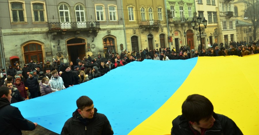 На Площади Рынок львовяне пели Гимн Украины