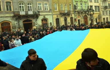 На Площади Рынок львовяне пели Гимн Украины