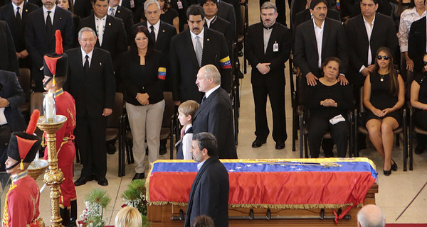 Лукашенко не мог сдержать слез у гроба Чавеса