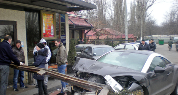Подросток взял папину машину и протаранил кафе 