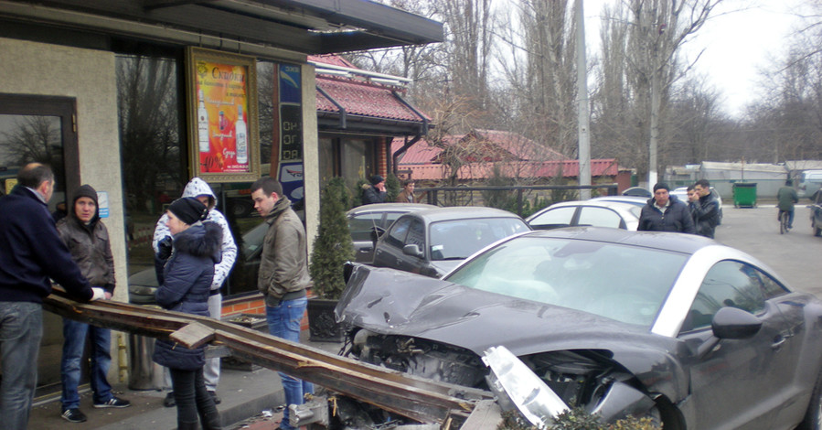 Подросток взял папину машину и протаранил кафе 