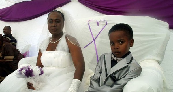 Восьмилетний мальчик женился на шестидесятилетней женщине по приказу призрака