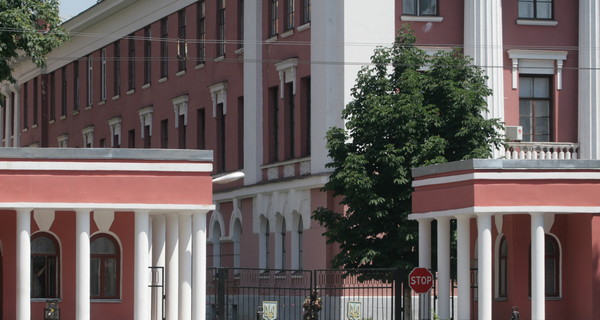 ЧП в военном лицее имени Богуна: курсант упал и разбил голову, когда пытался незаметно покурить 