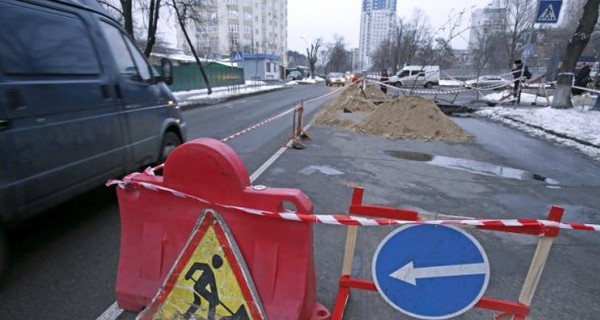 На улице Киева появилась яма с 