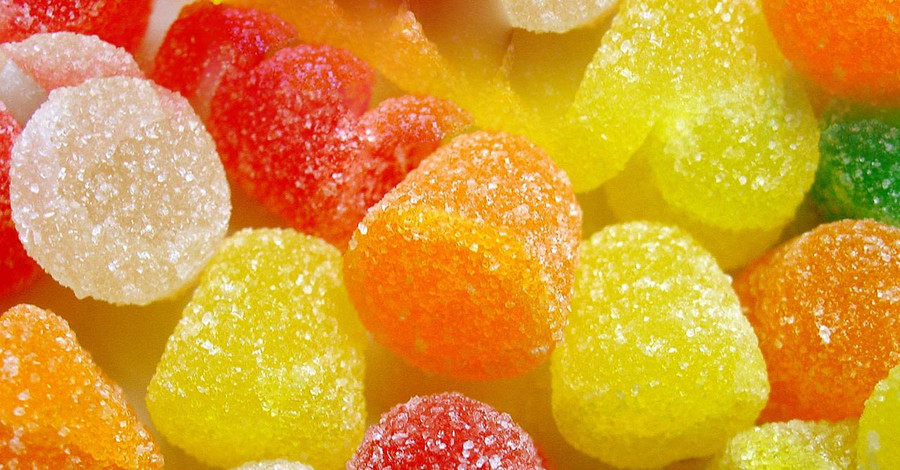 Японские кондитеры создали съедобные шляпы и тапочки