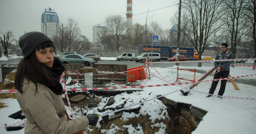 В Киеве посреди дороги возник нерукотворный бассейн 