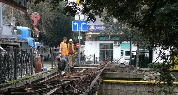 В центре Ялты разобрали аварийный мост