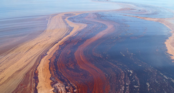 В Черном море под Одессой разрослось огромное нефтяное пятно