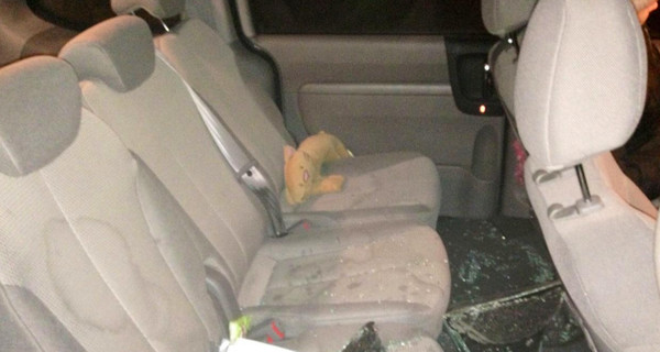 Помощнице депутата Ляшко побили стекла в машине и прислали угрожающее СМС