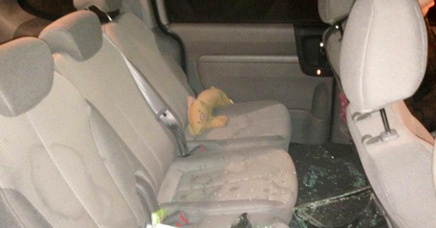 Помощнице депутата Ляшко побили стекла в машине и прислали угрожающее СМС