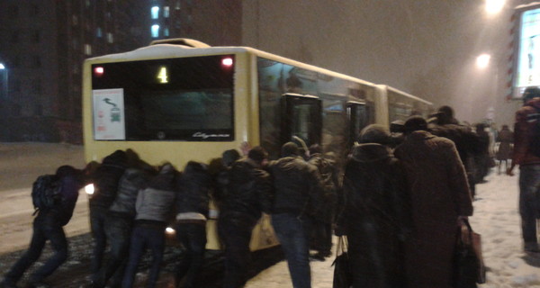 Во Львове пассажиры сами толкали автобус, который из-за снега и гололеда не мог выехать под гору
