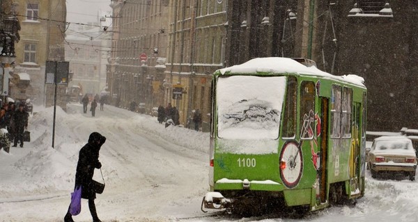 Во Львове с рельсов сошли три трамвая