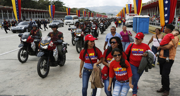 Гроб с телом Чавеса доставили в Музей революции