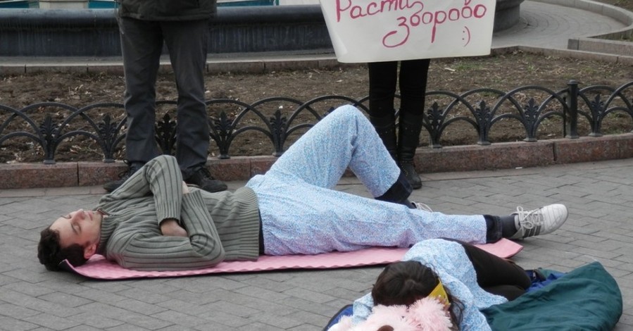 Спящих в горсаду одесситов поддерживал бездомный пес