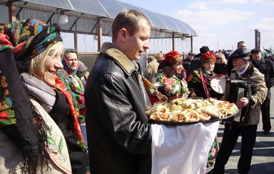 Днепропетровцы лакомятся блинами прямо на улице