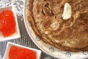 В Луганской области сложили блинную пирамиду рекордной высоты