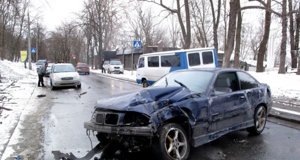 В Киеве BMW со всего маху сбил столб