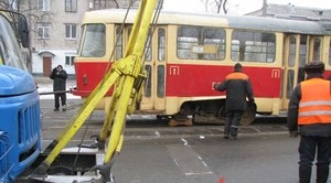 В Киеве сошедший с рельс трамвай сбил женщину 