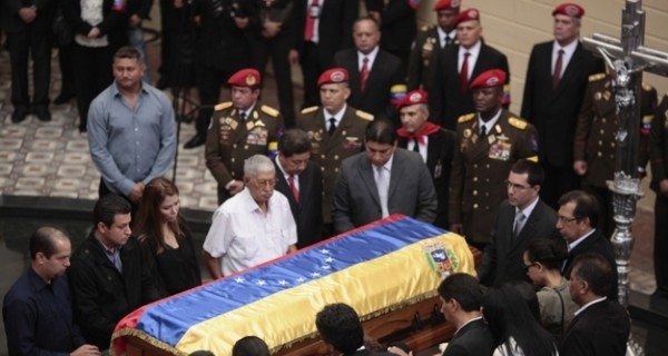 В Венесуэле люди стоят в очереди, чтобы отдать дань памяти Уго Чавесу