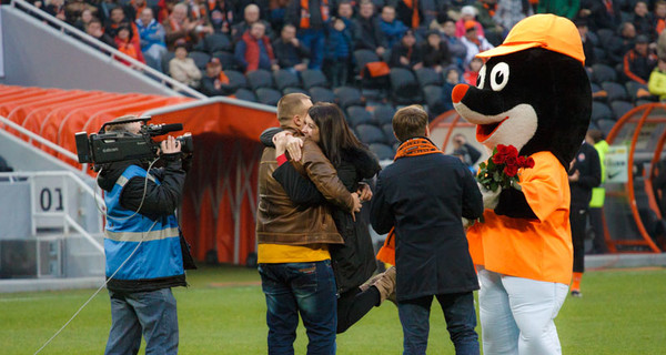 Мужчина сделал предложение любимой во время матча 