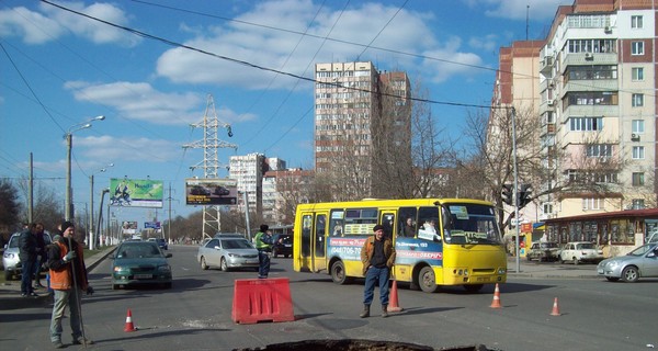 В асфальтовую дыру посреди одесской улицы едва не угодил автомобиль