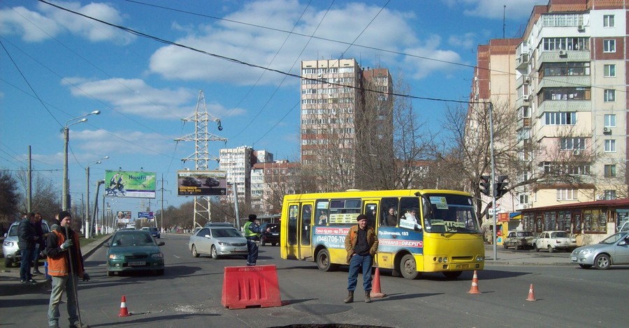 В асфальтовую дыру посреди одесской улицы едва не угодил автомобиль