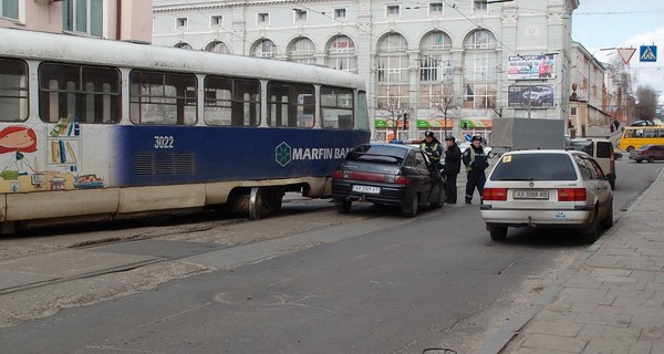 В Харькове трамвай сошел с рельсов