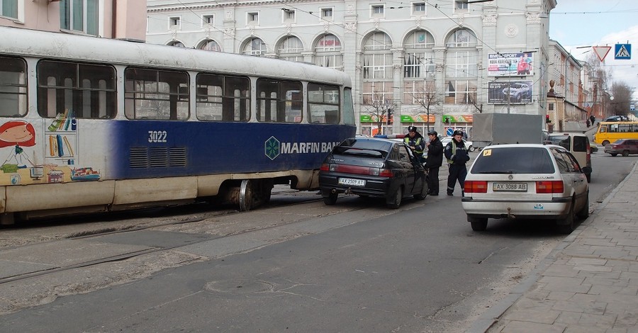 В Харькове трамвай сошел с рельсов