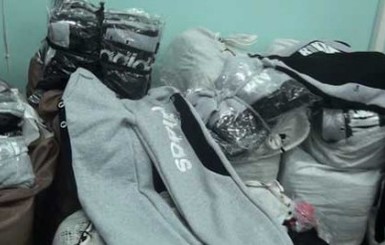 В Одессе закрыли два цеха, где шили поддельный Аdidаs