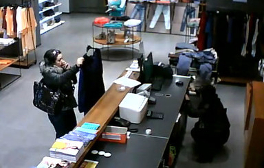 В Одессе ограбили магазин прямо перед видеокамерой