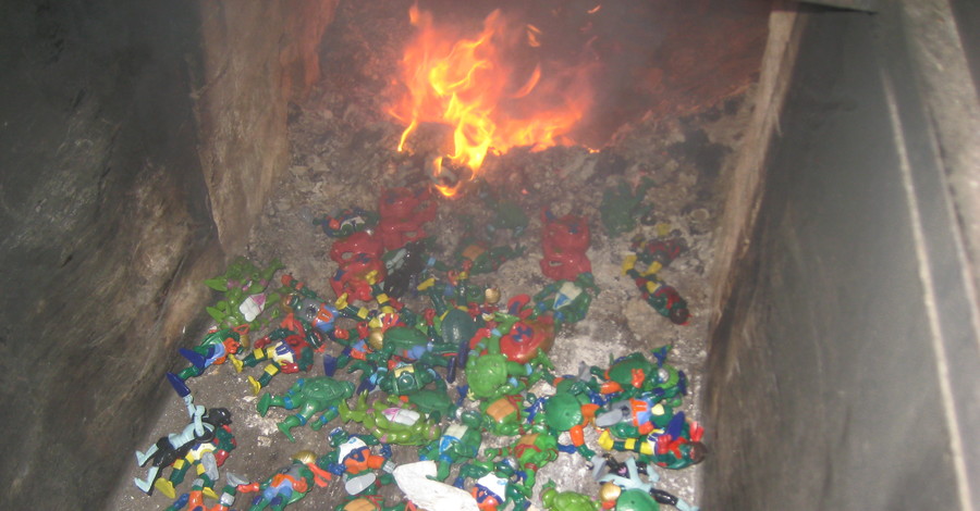 Одесские таможенники сожгли тысячу игрушечных черепашек-ниндзя