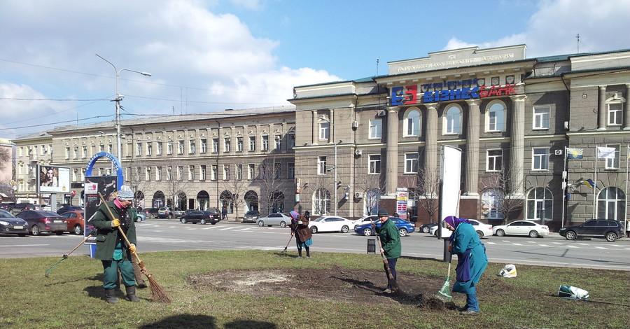 В центре Донецка спилили ели-символы