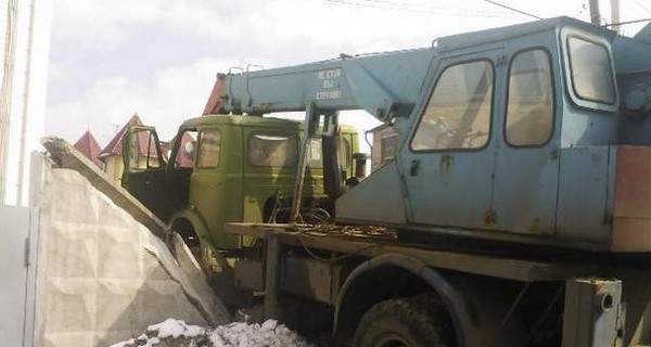 В центре Киева автокран протаранил дом