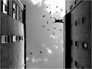 В Харькове девушка бросилась с крыши дома 