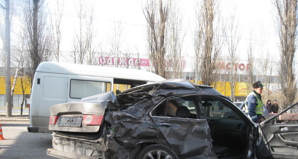 В Макеевке иномарка врезалась в автобус