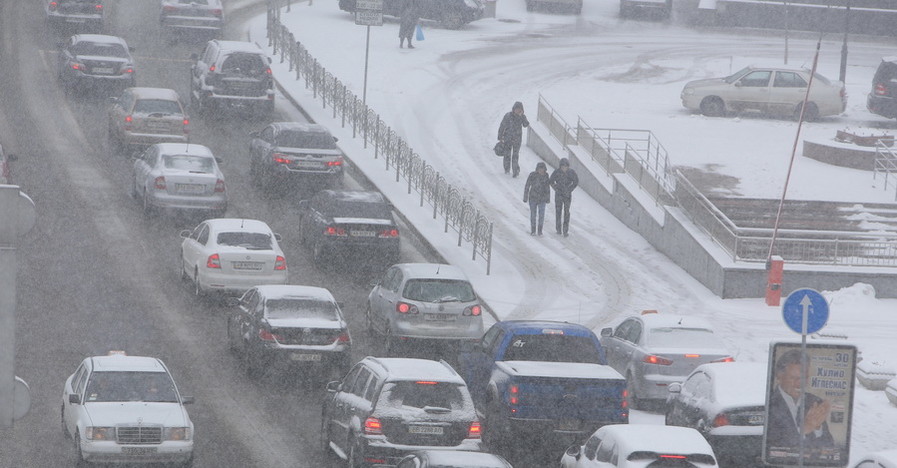 Центр Киева заблокировал снегопад