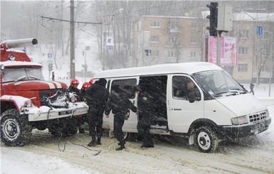 Почему так жесток март: в Киеве выпала двухмесячная норма снега, город парализован 